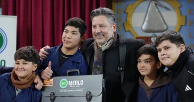 Estudiantes recibieron tableros técnicos