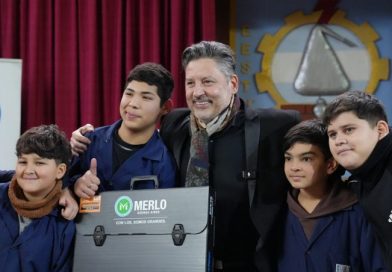 Estudiantes recibieron tableros técnicos