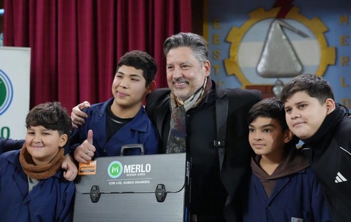 Estudiantes recibieron tableros técnicos