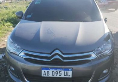 Robaron un auto con instrumentos musicales en Parque San Martín