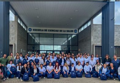La UNO entregó mochilas técnicas a estudiantes de enfermería