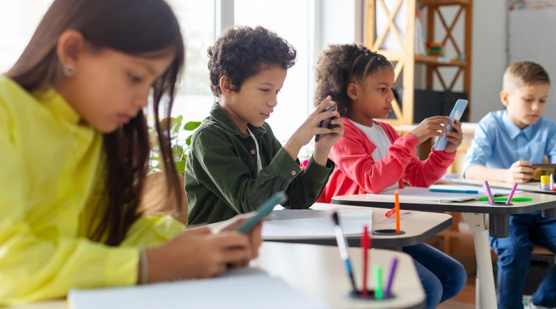 La Legislatura bonaerense convirtió en ley un proyecto que regula el uso de celulares en escuelas
